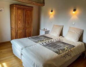 4 habitaciones, tabla de planchar con plancha y cuna de viaje 