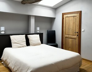 4 bedrooms, iron/ironing board, travel crib, free WiFi