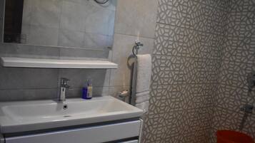 Dobbeltrom – deluxe, fjellutsikt | Bad