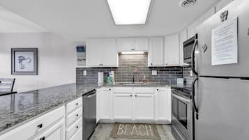 ثلاجة، ميكروويف، فرن، موقد طهي مسطح