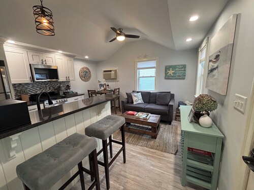 Updated 1bd Cottage - Pool, Jacuzzi, and More!