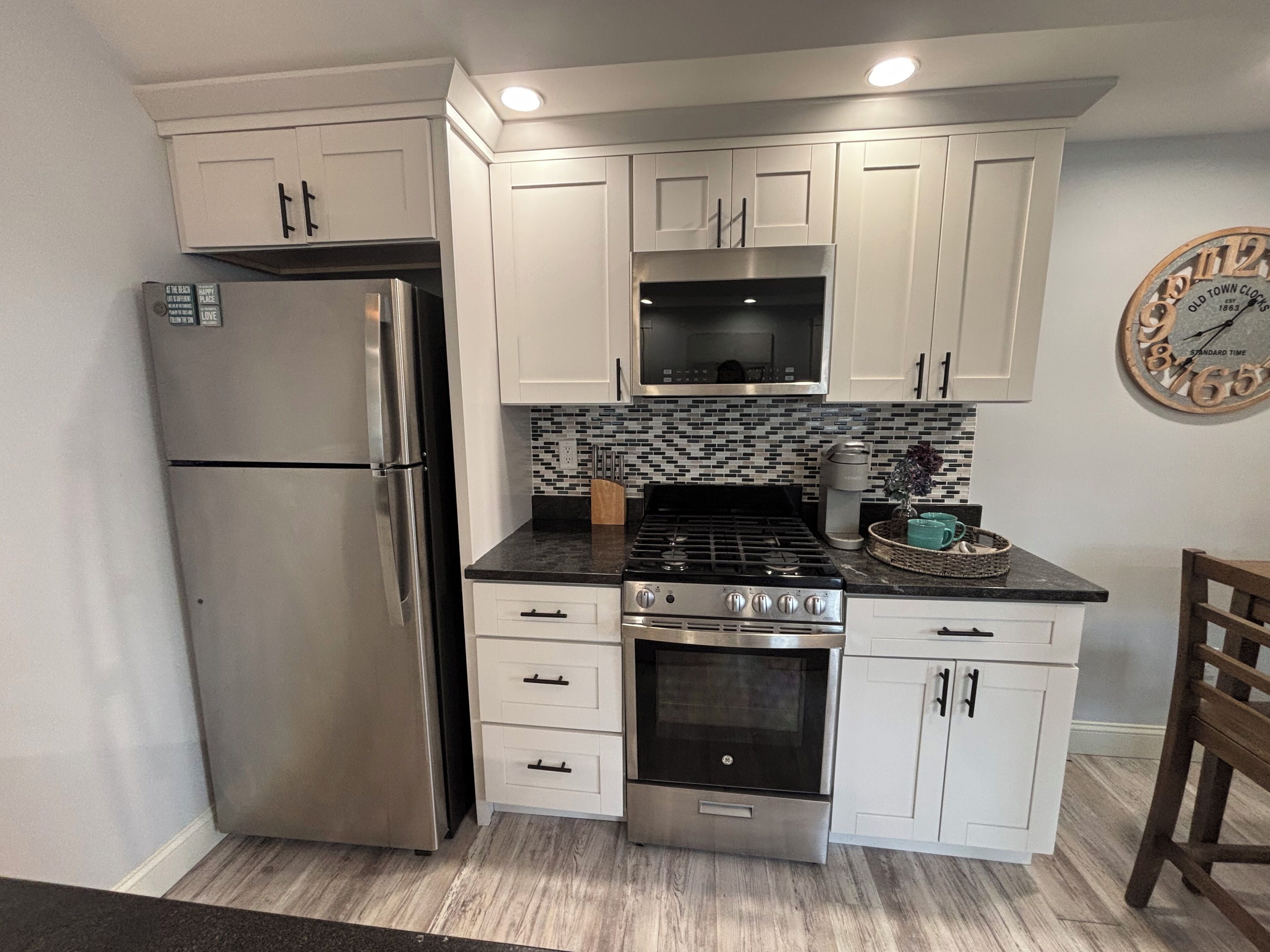 Kylskåp, mikrovågsugn, ugn och spishäll