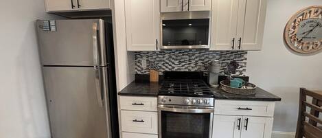 Kylskåp, mikrovågsugn, ugn och spishäll