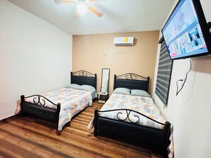 2 室のベッドルーム、アイロン / アイロン台、WiFi (無料)、ベッドシーツ