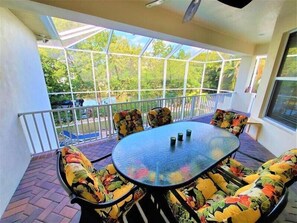 屋外ダイニングエリア