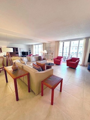 Smart TV, DVD player, books, printers - Beachfront 2 BR / 2 BA  At Players Club By FVC (Longboat Key)