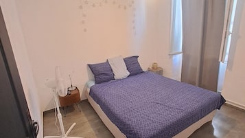 2 slaapkamers, een strijkplank/strijkijzer, beddengoed