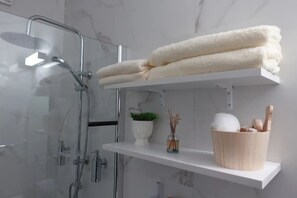 Miljøvennlige toalettsaker, hårføner, håndklær og såpe