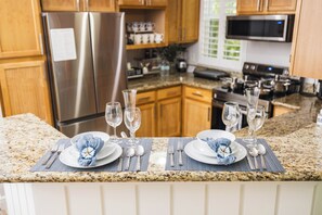 冷蔵庫、電子レンジ、オーブン、コンロ