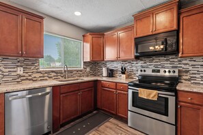 Private kitchen - COZY SERENE 3BEDROOM 2STOREY HOME  (Florissant)