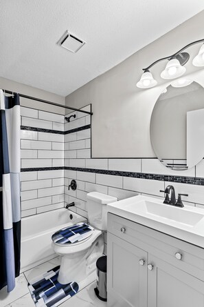 Hair dryer, bidet, towels, soap - COZY SERENE 3BEDROOM 2STOREY HOME  (Florissant)