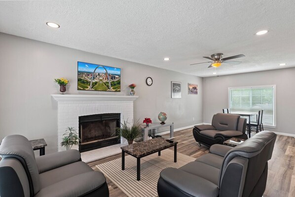 TV - COZY SERENE 3BEDROOM 2STOREY HOME  (Florissant)