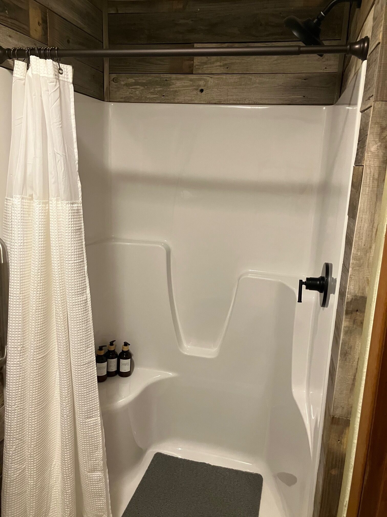 Room 4 Stockrange | Bathroom | Hair dryer, towels, soap, shampoo