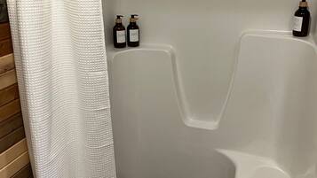 Quarto | Banheiro | Secador de cabelo, toalhas de banho, sabonete, shampoo
