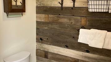 Habitación doble | Baño | Secadora de cabello, toallas, jabón, shampoo