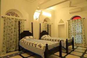 Habitación con 1 cama doble o 2 individuales | Escritorio y espacio para trabajar con un portátil