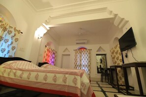 Escritorio y espacio para trabajar con laptop 