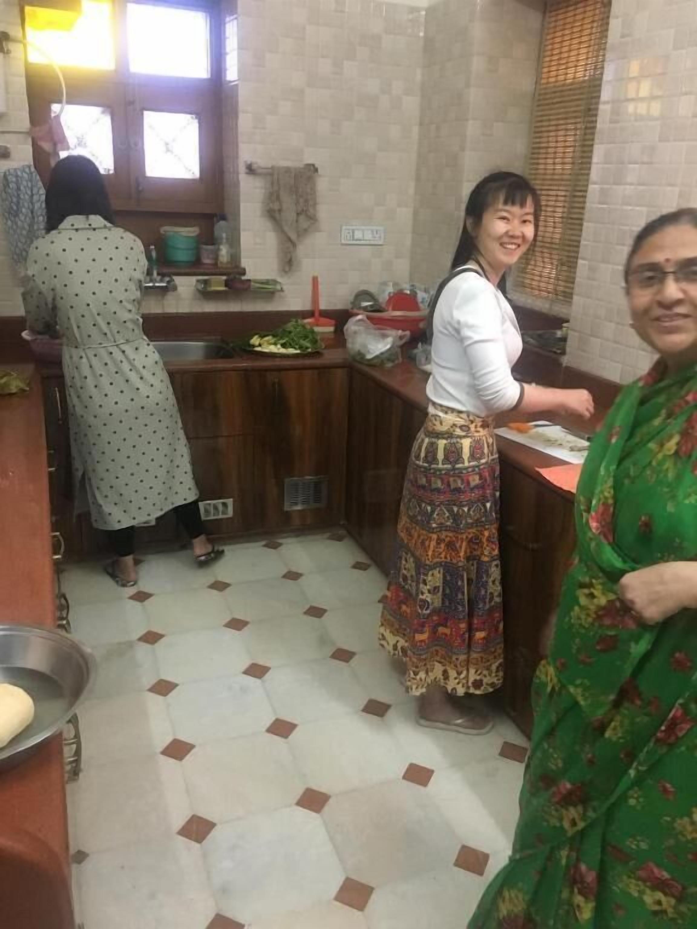 Una cocina con paredes de azulejos, un lavamanos y un ventanal.