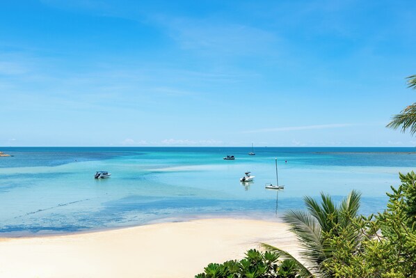 Plage, chaises longues, serviettes de plage