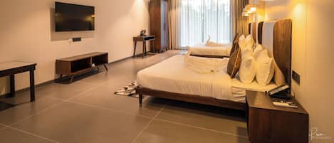Luxury Suite, Balcony, City View | Terrace/patio