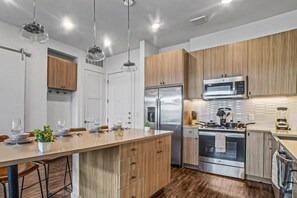 Fridge, microwave, oven, stovetop - Urban Oasis 2BD|2BR Apartment (Austin)