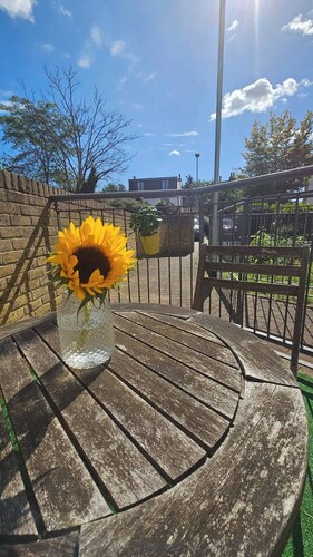 Cosy & Modern Flat in London - 2 Minutes from Train Station