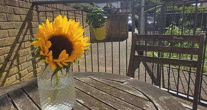 Cosy & Modern Flat in London - 2 Minutes from Train Station