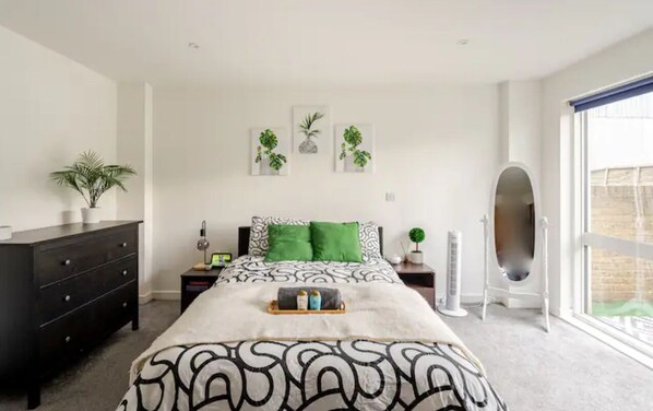 1 bedroom, WiFi, bed sheets - Cosy & Modern Flat in London - 2 Minutes from Train Station (London)