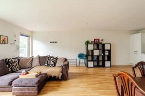 Smart TV, video games - Cosy & Modern Flat in London - 2 Minutes from Train Station (London)