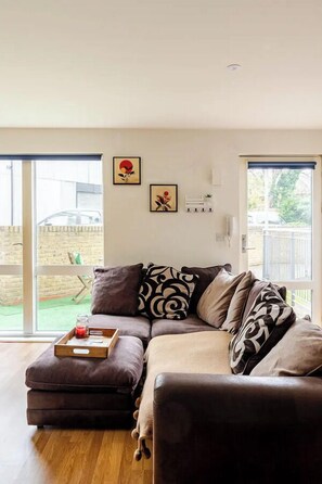 Smart TV, video games - Cosy & Modern Flat in London - 2 Minutes from Train Station (London)