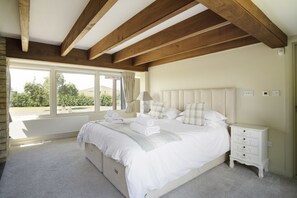 4 bedrooms, iron/ironing board, free WiFi, bed sheets