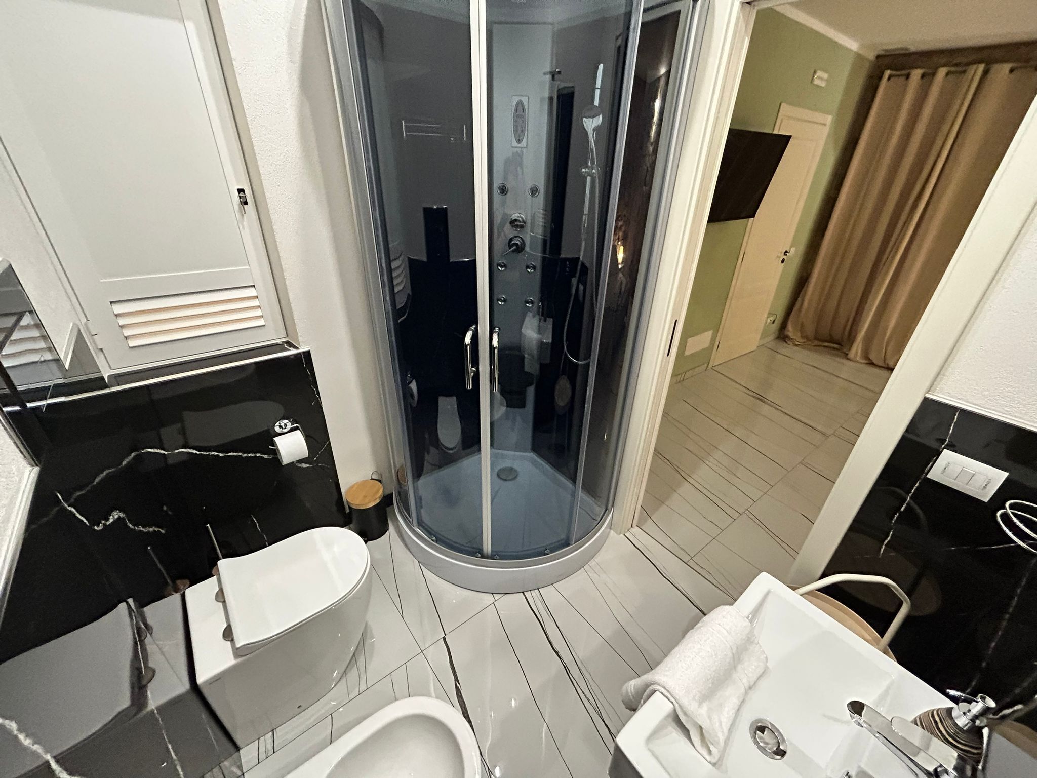 Een bubbelbad, een haardroger, een bidet, handdoeken