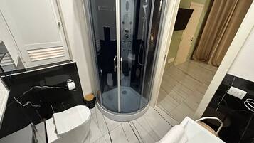 Een bubbelbad, een haardroger, een bidet, handdoeken