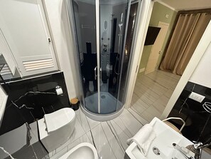 Een bubbelbad, een haardroger, een bidet, handdoeken