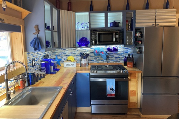 Jääkaappi, mikroaaltouuni, uuni, liesi