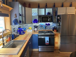 Geladeira, micro-ondas, fogão, cooktop