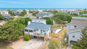 A residential area with houses, a clear sky, and a view of the ocean. - Home in Duck near the beach, shopping & dining! (Duck)