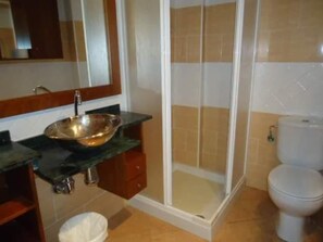 Apartamento | Banheiro | Banheira e chuveiro separados, banheira de imersão, secador de cabelo 