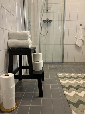 Leilighet | Bad | Dusj, håndklær og toalettpapir