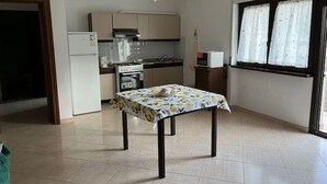 茶具/咖啡用具、冰箱、微波炉、烤箱