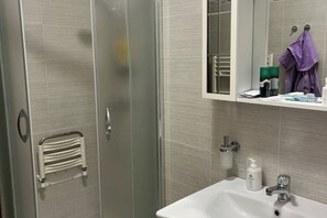Doccia, asciugacapelli, bidet, asciugamani