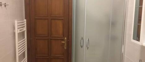 Bruser, hårtørrer, bidet, håndklæder