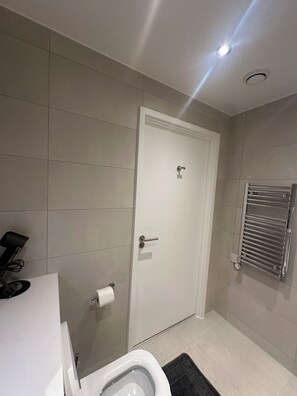 Apartment | Bathroom | Combined shower/bathtub, deep-soaking bathtub, hair dryer, towels - Skyview Elegance Luxury Top-floor Retreat (London)