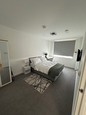 2 bedrooms, iron/ironing board, free WiFi, bed sheets - Skyview Elegance Luxury Top-floor Retreat (London)