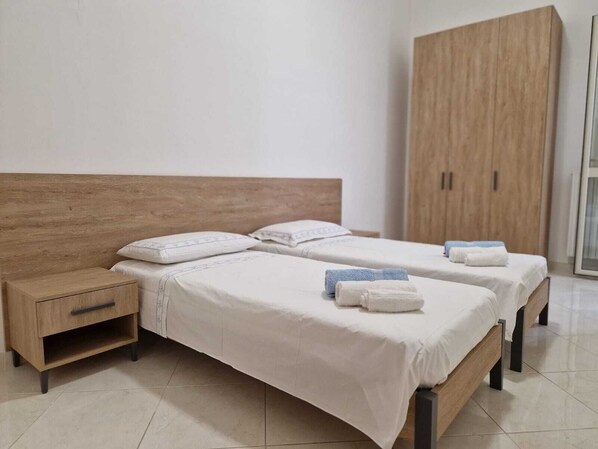 2 Schlafzimmer, Bügeleisen/Bügelbrett, Bettwäsche