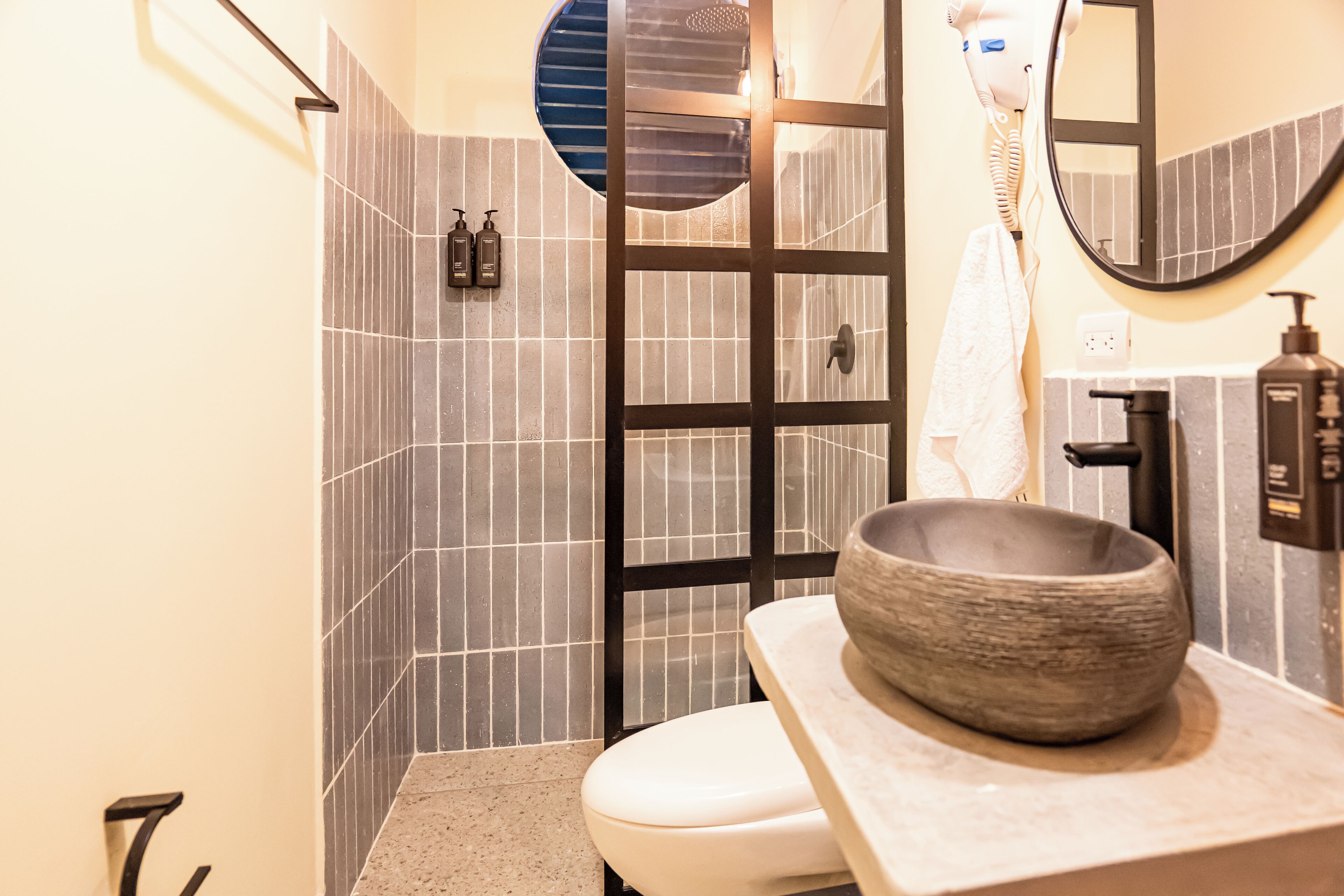 Chambre Double Supérieure, balcon, vue ville | Salle de bain | Douche, sèche-cheveux, serviettes fournies, savon