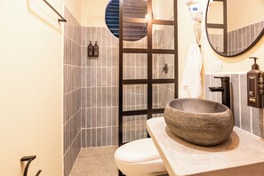 Superior Double Room, Balcony, City View | Bilik Mandi | Pancuran mandi, pengering rambut, tuala disediakan, sabun 