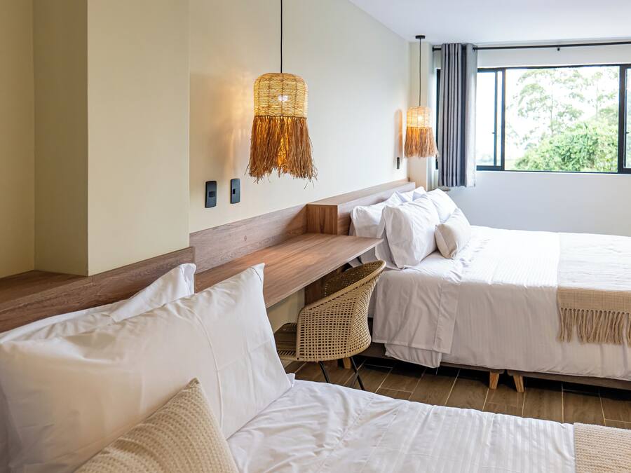 Quarto quádruplo standard, vista para a montanha | Cofres nos quartos, Wi-Fi de cortesia