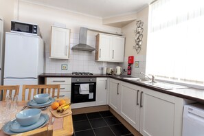 Kjøleskap, mikrobølgeovn, ovn og kaffetrakter/tekoker