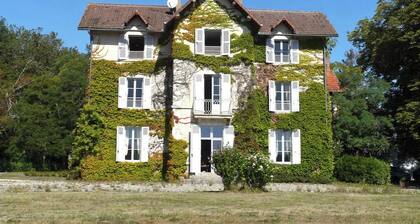 Ancien Pavillon de Chasse Situé Dans une Campagne Paisible .